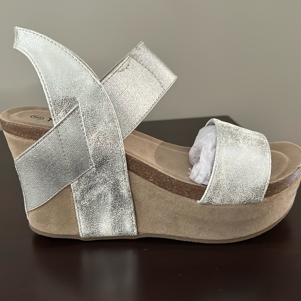 Women’s 4in heel wedge size 8